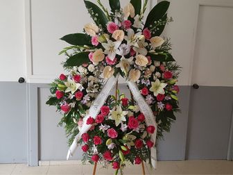 Floristería De Tomás corona fúnebre con flores