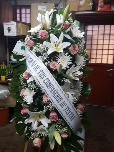 corona funeraria con flores rosas y blancas Floristería De Tomás