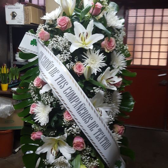 corona funeraria con flores rosas y blancas Floristería De Tomás